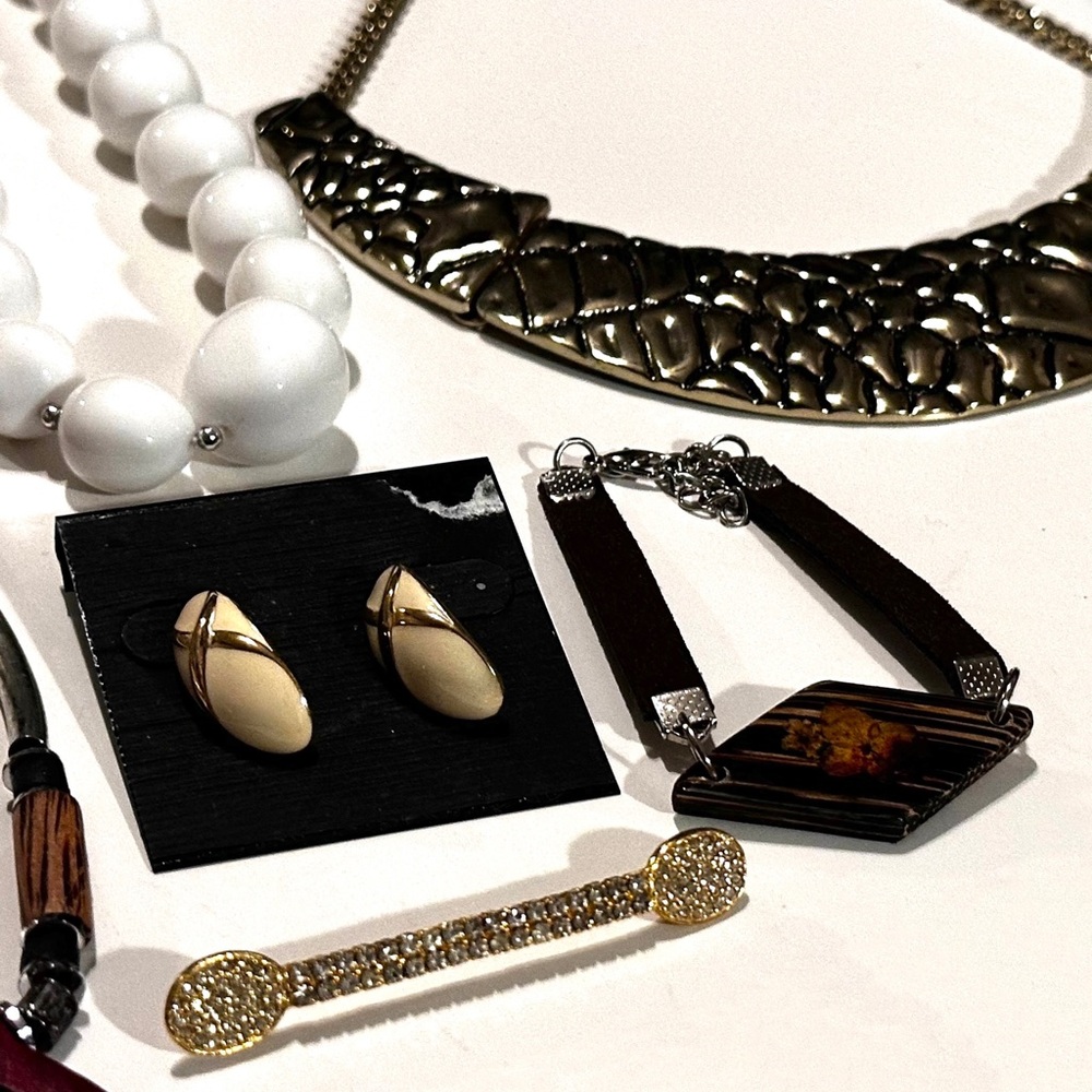 32pcs Vintage Jewelry Bundle Lot Necklace Beads Brooch Ring Earrings Bracelet - Picture 16 of 16